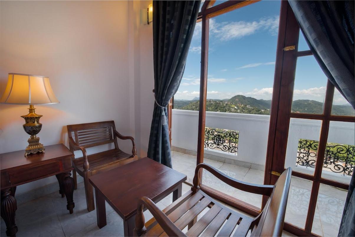Ceylon Breeze Hotel Kandy Bagian luar foto