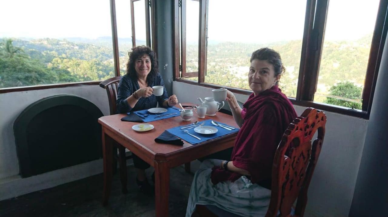 Ceylon Breeze Hotel Kandy Bagian luar foto