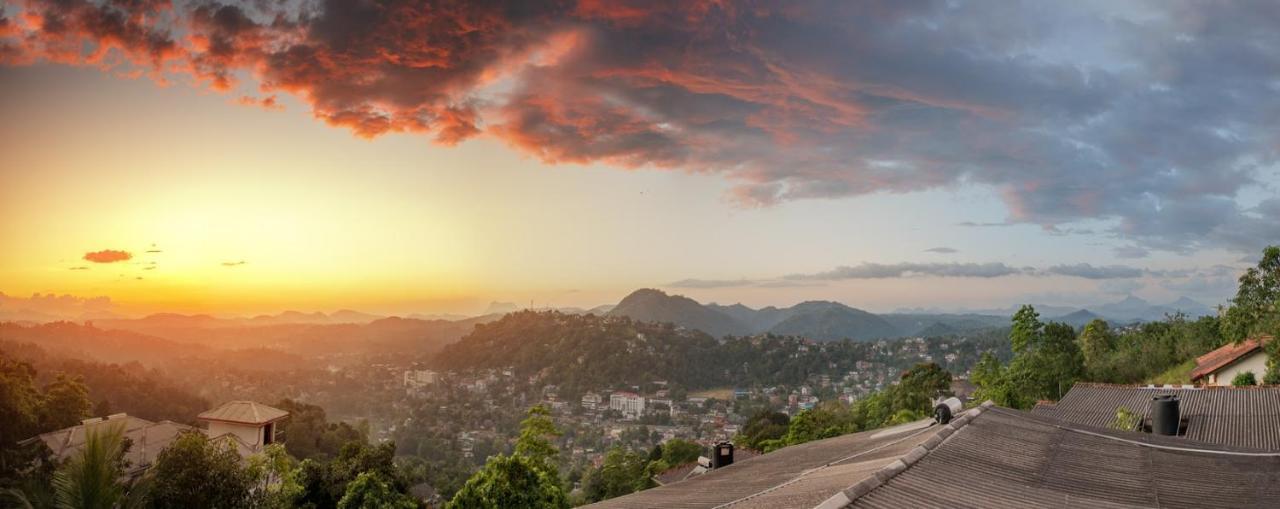 Ceylon Breeze Hotel Kandy Bagian luar foto