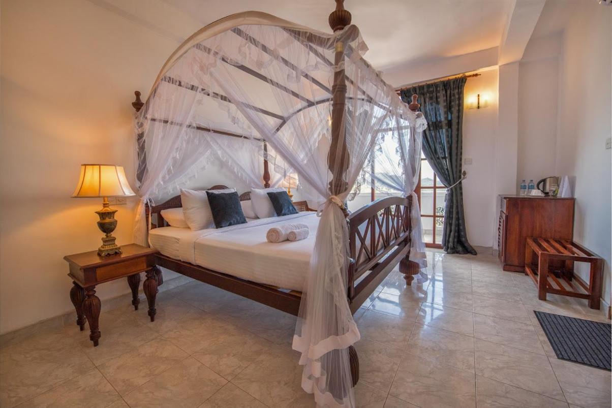 Ceylon Breeze Hotel Kandy Bagian luar foto