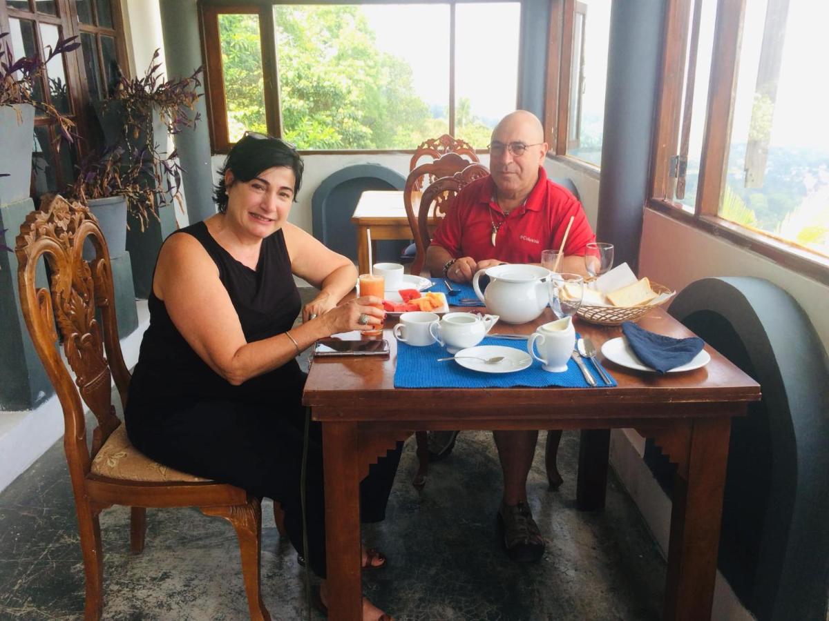 Ceylon Breeze Hotel Kandy Bagian luar foto