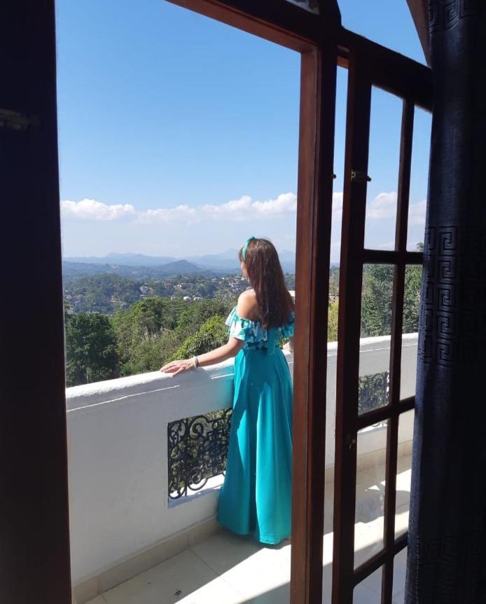 Ceylon Breeze Hotel Kandy Bagian luar foto