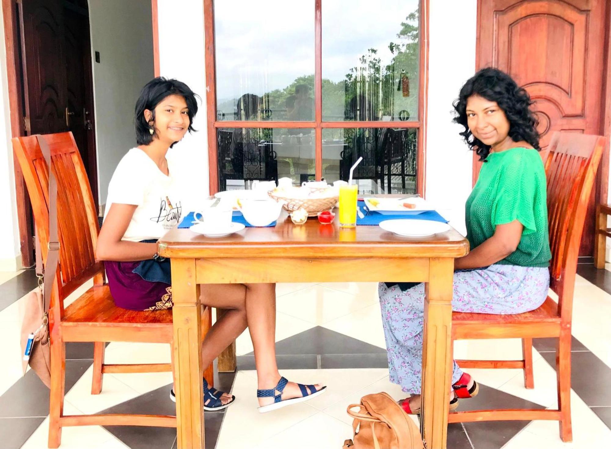 Ceylon Breeze Hotel Kandy Bagian luar foto
